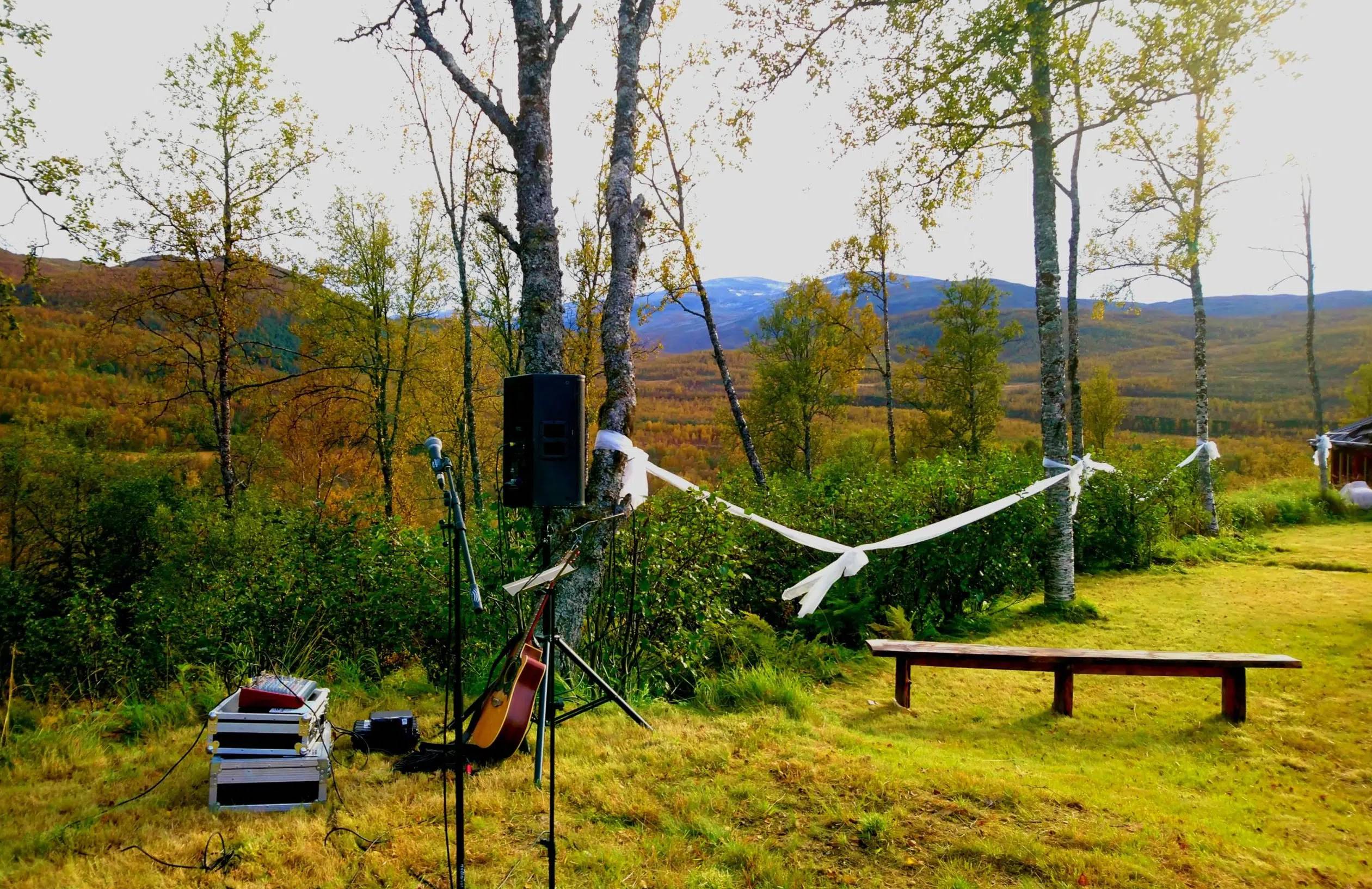 Joar Balstad skaper en stemningsfull musikalsk atmosfære under en utendørs vielse i villmarken.